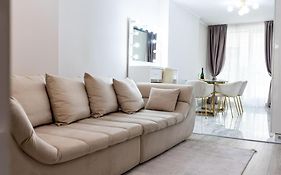 Lora'S Apartment